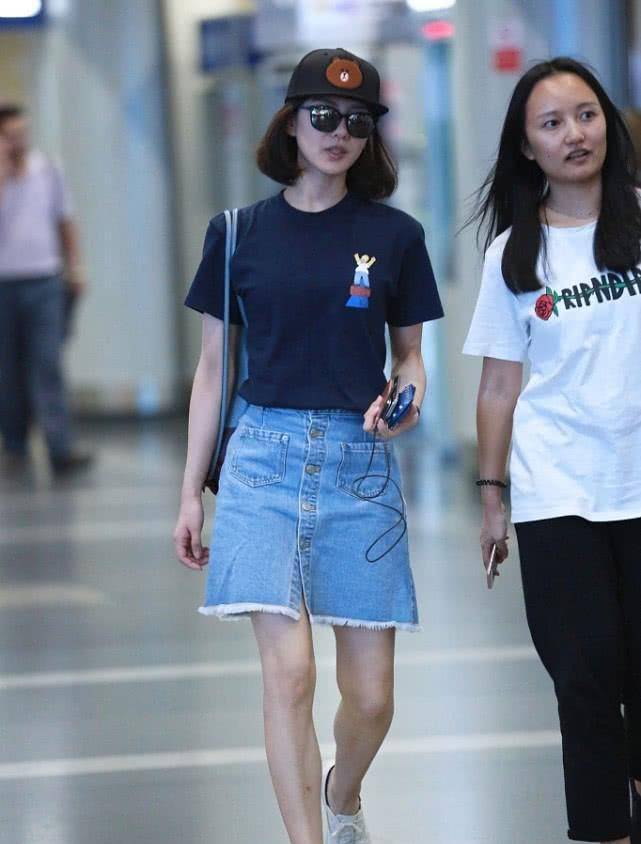 样子 刘诗诗穿深蓝色短袖T恤，搭一款牛仔裙，还是简单穿美一点！