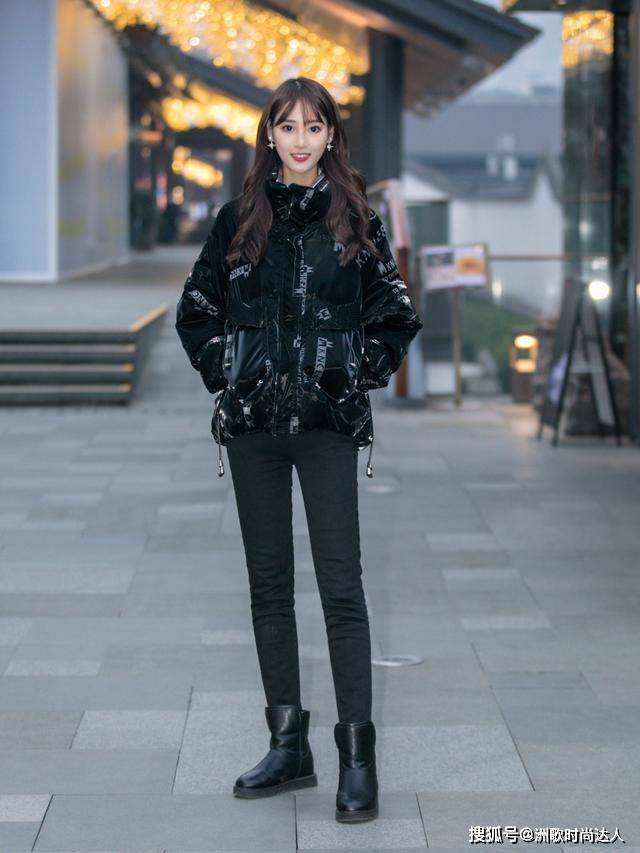 黑色 秋冬,“小黑裤”怎么穿不普通?选对款式是第一步,配色才是关键