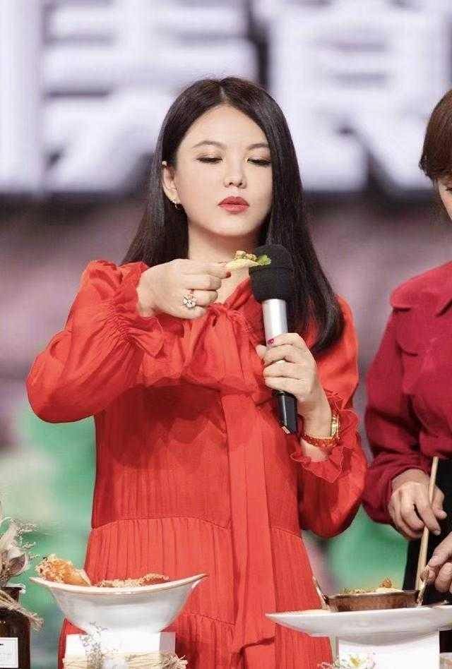 身材 李湘和张柏芝同框亮相，还同穿红裙，李湘端庄大气更胜一筹