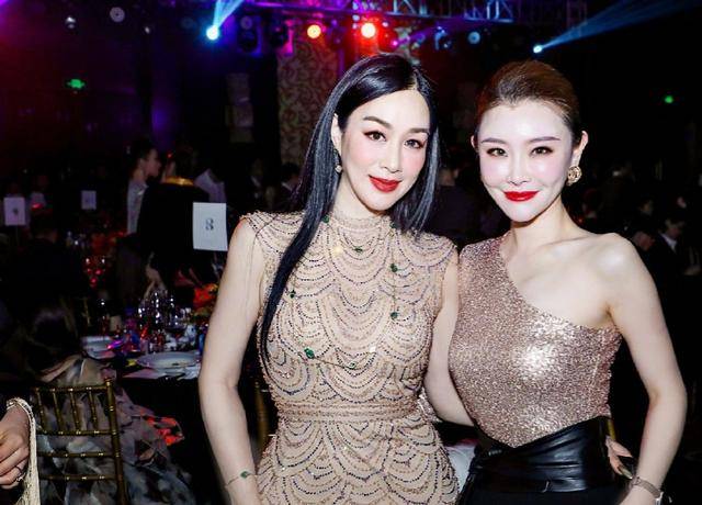 身材 钟丽缇这身材比例惊人，身穿无袖亮片连衣裙凹凸感十足，魅力十足