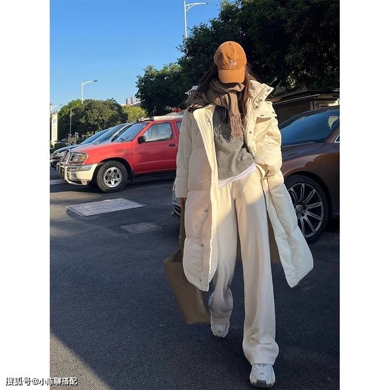 颜色 “白色雪尼尔阔腿裤”才是冬季搭配神裤，优雅美丽不冻人