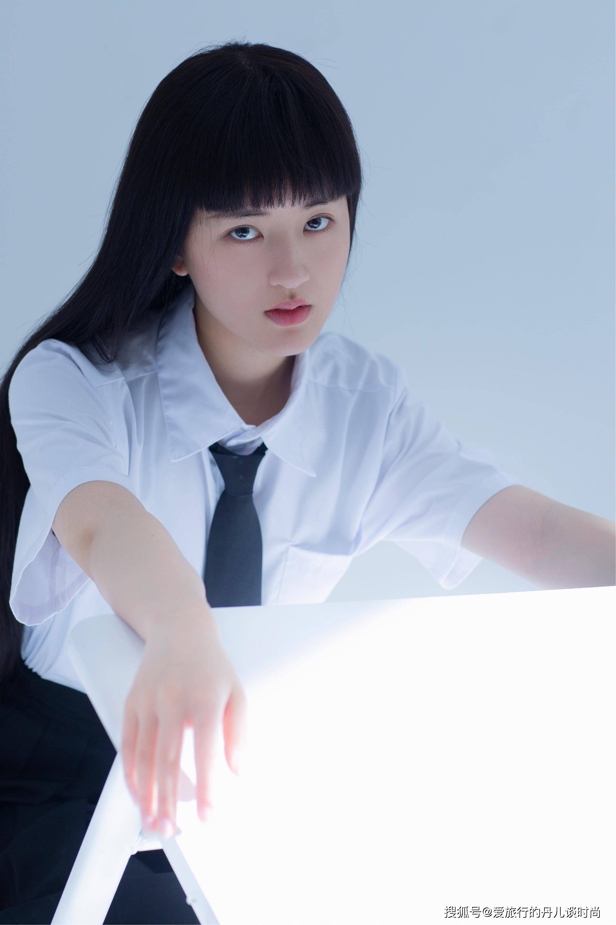 短裙 赵露思身穿白色衬衫搭配黑色短裙，齐刘海造型尽显高冷气质