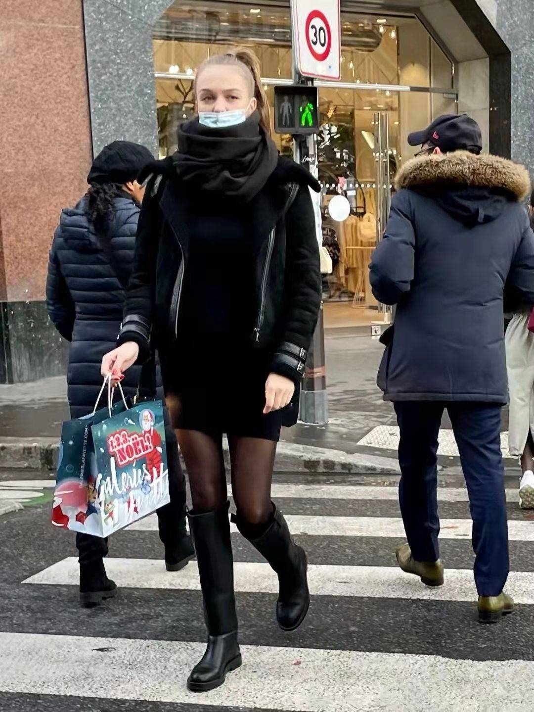整体 这个冬季阔腿裤不香了，瞧瞧巴黎素人的“黑丝”穿搭，时尚又显瘦