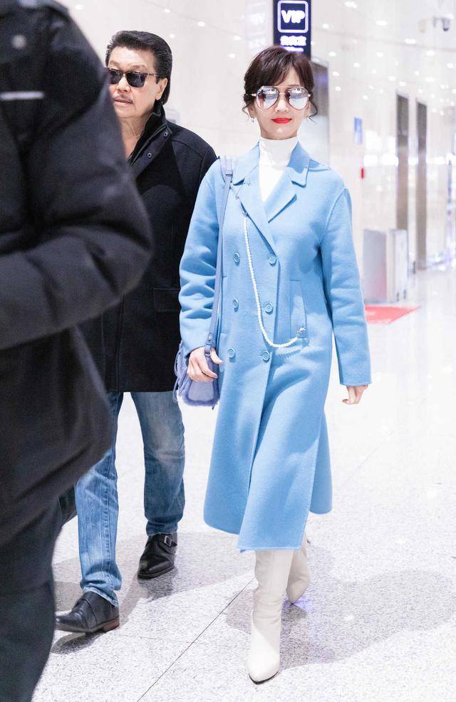 灯笼 赵雅芝越老越爱少女风!粉色灯笼袖衬衫搭配半身裙优雅减龄,真美