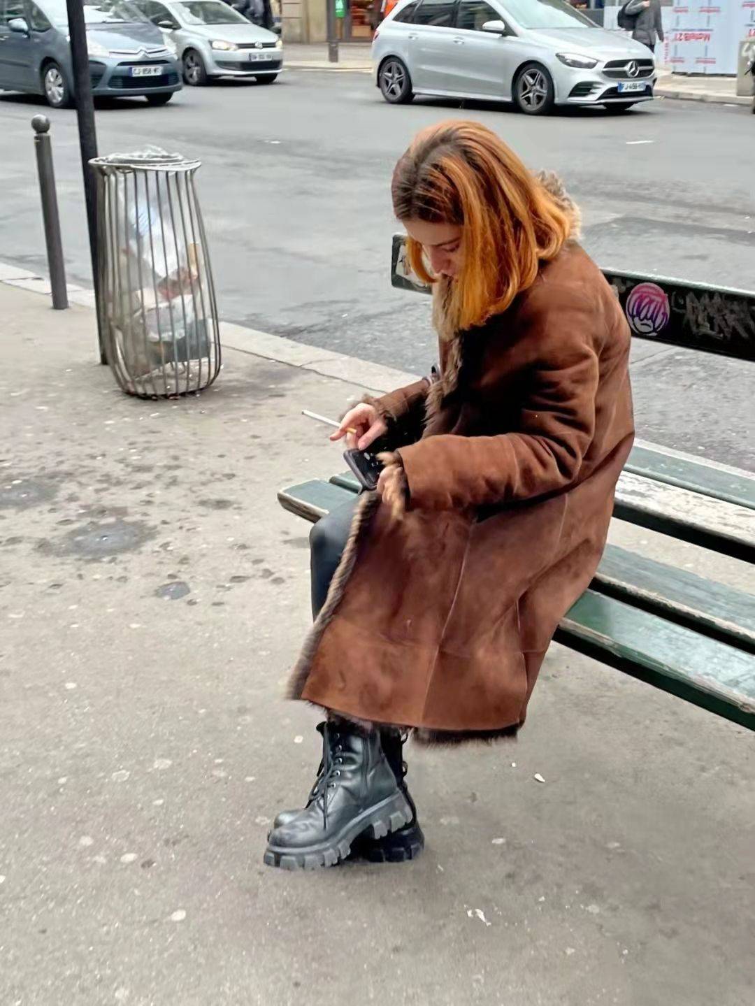 整体 这个冬季阔腿裤不香了，瞧瞧巴黎素人的“黑丝”穿搭，时尚又显瘦