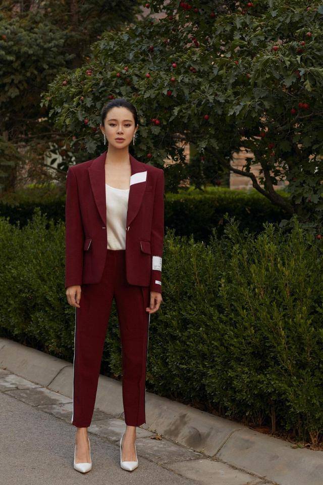 实力 关悦美到不敢认，身穿红色西服套装干练时尚，扎丸子头实力减龄