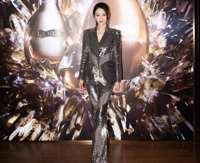 深棕色 43岁的李小冉气质“迷人”，身穿长款印花西服搭配高筒靴，美呆了