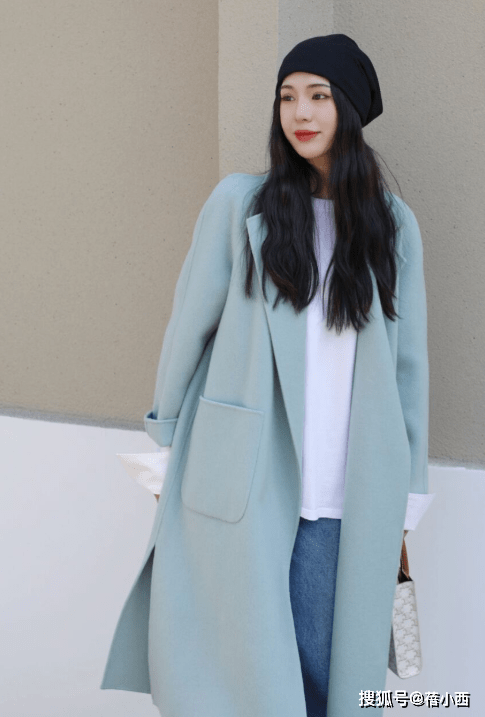 小白 2021年想穿大衣，就给自己入手这件“高级蓝”，显白显嫩又上档次
