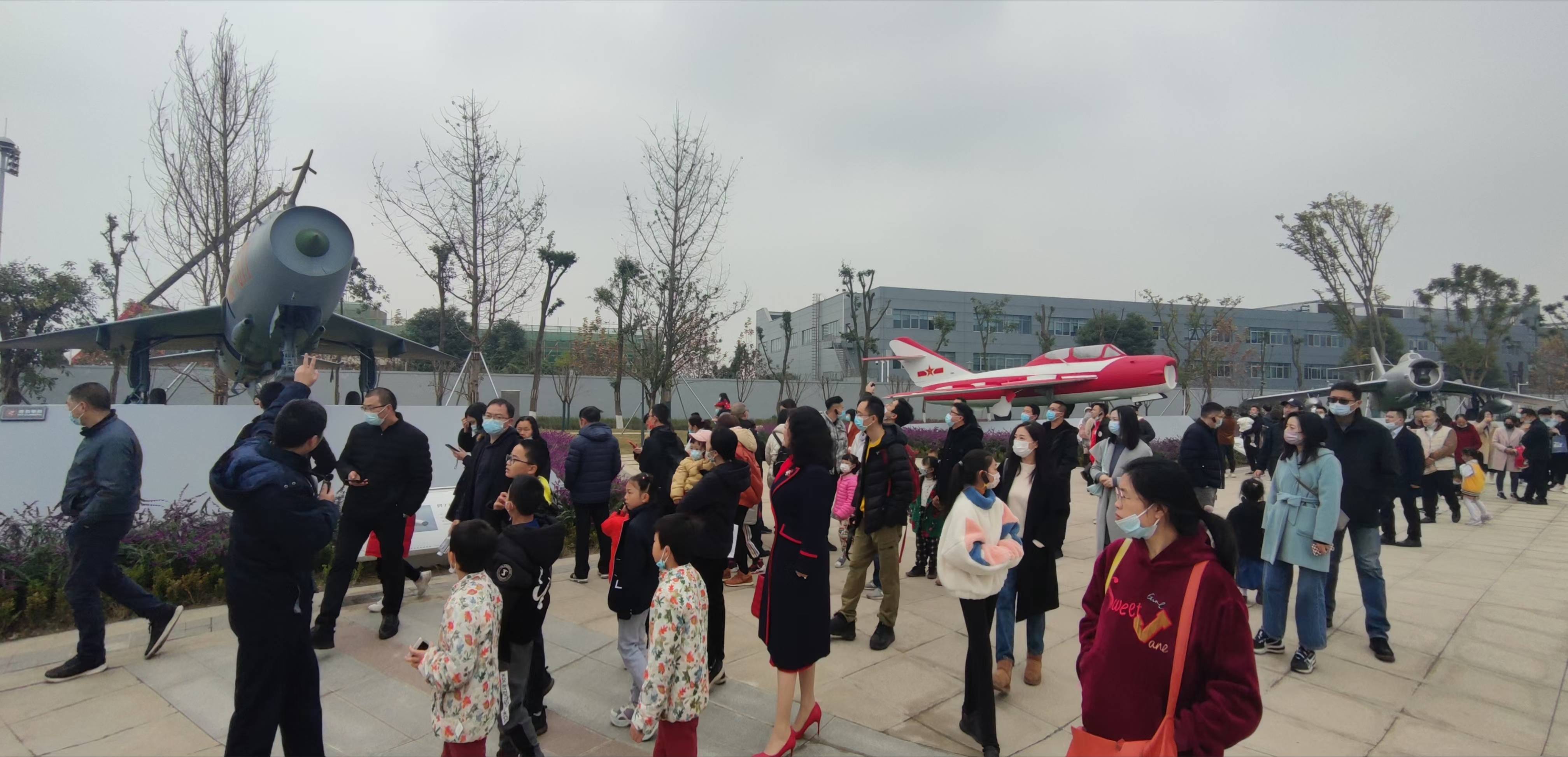 龚怡院长参加成都市青联开展的爱国主义教育航空感知行活动_青春_发展