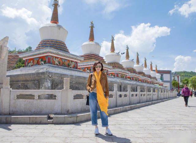 女神 57岁关之琳“冻龄女神”,棕黄色短款外套搭配牛仔裤,减龄又时髦