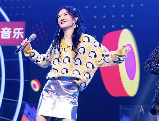 毛衣 谢娜穿衣低调又不是潮流感!前短后长卫衣搭配运动裤,简约舒适