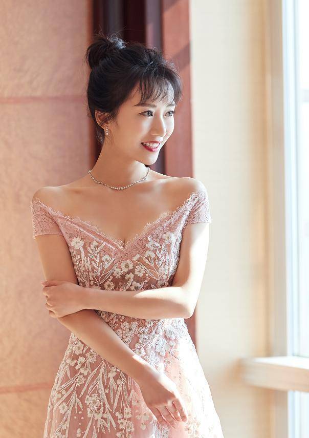 身材 李念穿衣真“胆大”,身穿一袭蕾丝连衣裙性感魅力,娇俏优雅