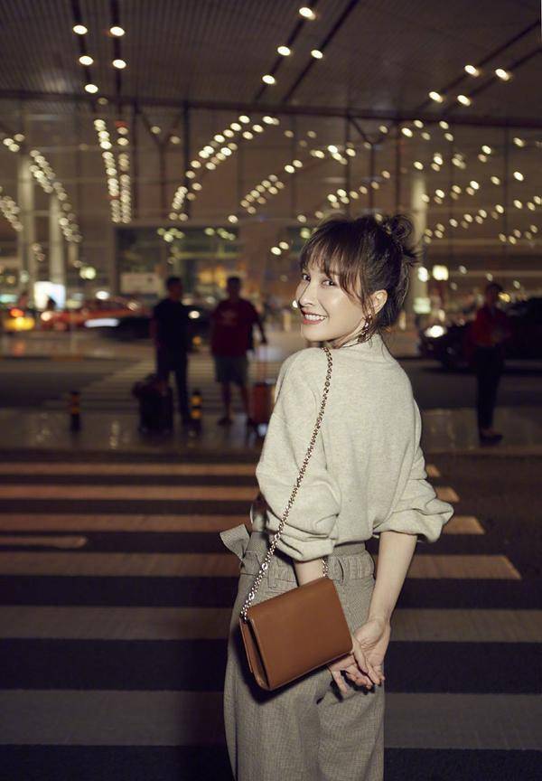 身材 吴昕对镜自拍成瘾，近照肌肤细腻不像37岁，拍照姿势越来越网红了