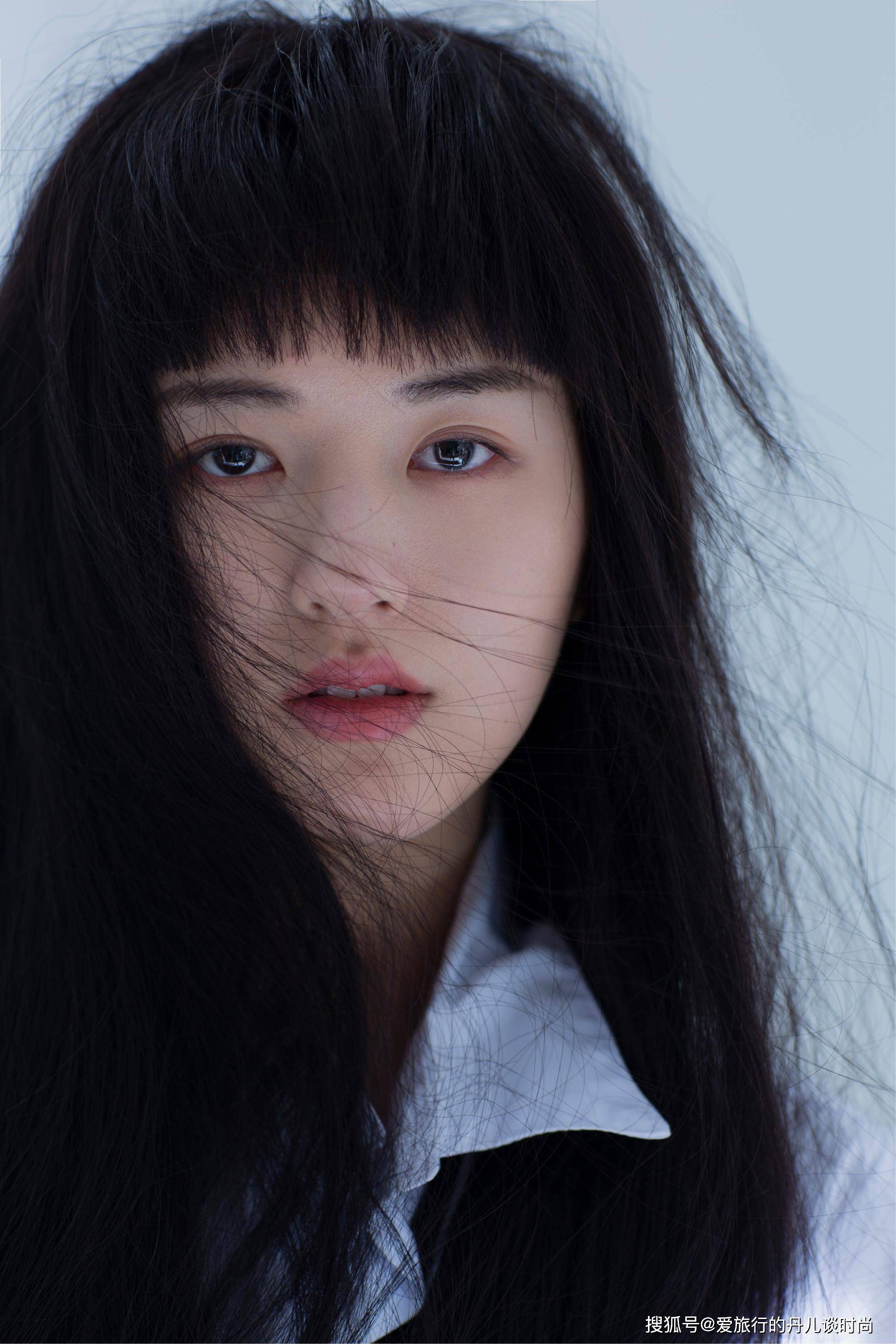 短裙 赵露思身穿白色衬衫搭配黑色短裙，齐刘海造型尽显高冷气质