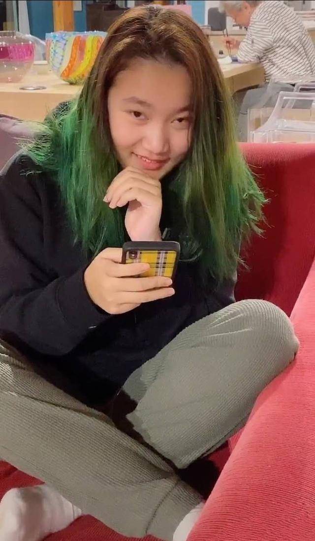 黑色 洪晃晒老公近照!打耳钉比前夫陈凯歌时髦,女儿更潮染渐变绿头发