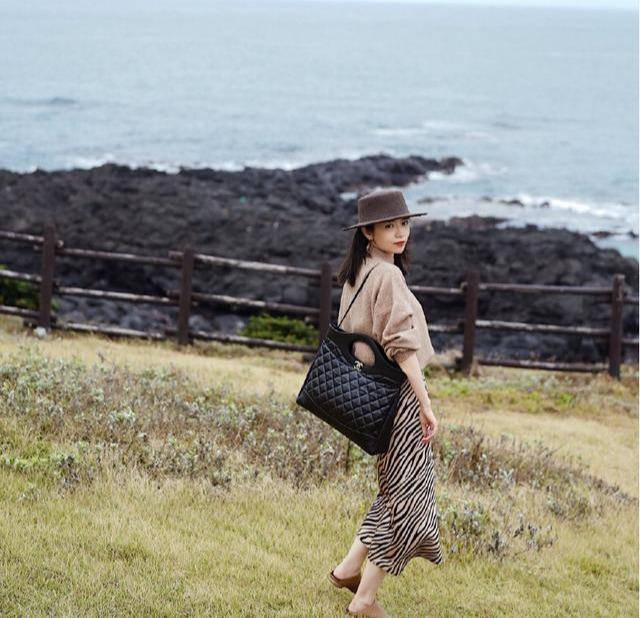 显得 小个子女生这样穿显高显瘦，针织衫搭配斑马印花半身裙，高级时髦