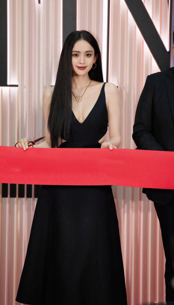 黑色 不愧是民族顾念,一袭土味裹胸吊带长裙都穿出了造型感