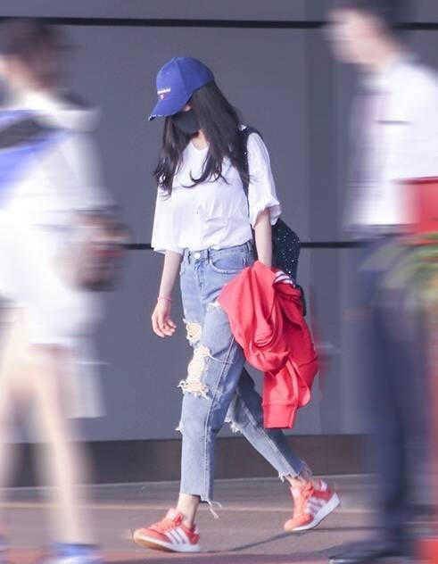 高跟鞋 有种“凹凸身材”叫杨幂，穿亮片包臀连衣裙凹凸感十足，身材绝了