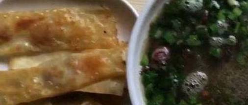 因为|大妈卖特色早餐，6元一份，出锅就抢光，每天限量，来晚的吃不到