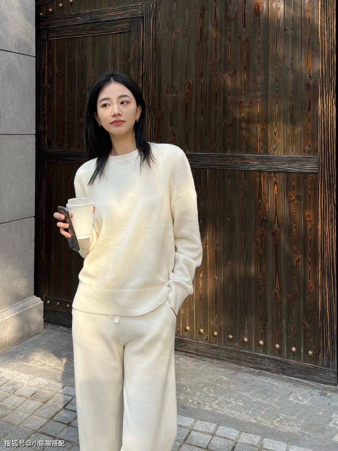 颜色 “白色雪尼尔阔腿裤”才是冬季搭配神裤，优雅美丽不冻人