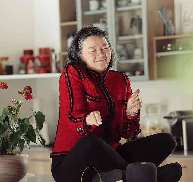 黑色 洪晃晒老公近照!打耳钉比前夫陈凯歌时髦,女儿更潮染渐变绿头发