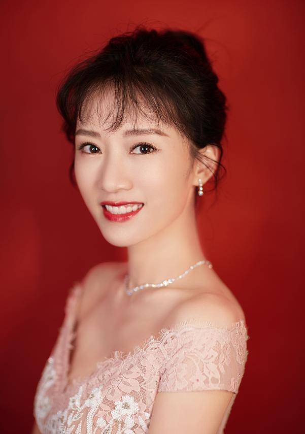 身材 李念穿衣真“胆大”,身穿一袭蕾丝连衣裙性感魅力,娇俏优雅