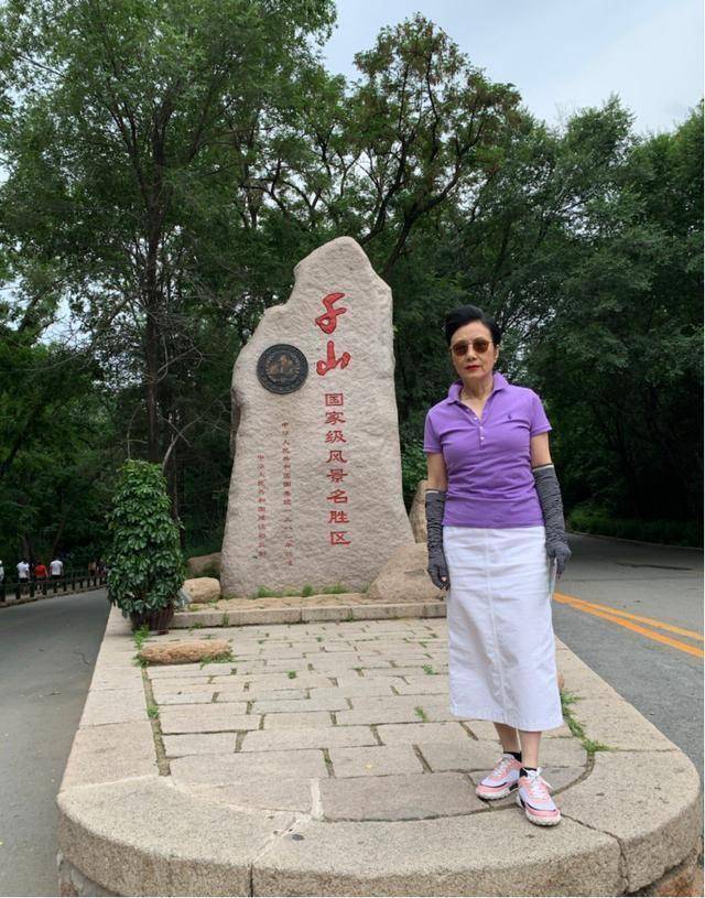 身材 汪明荃穿衣真胆大，身穿紧身紫色上衣，72岁身材依然凹凸有致