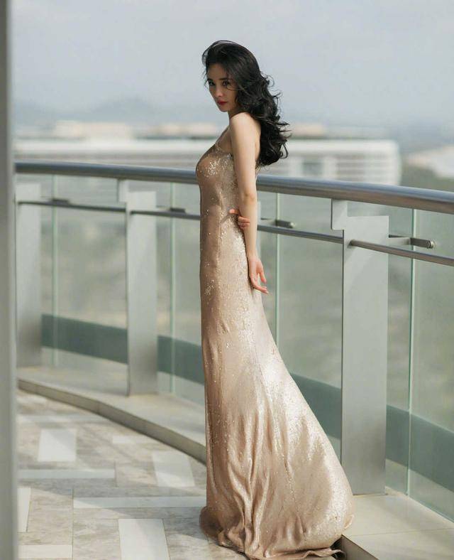 高跟鞋 有种“凹凸身材”叫杨幂，穿亮片包臀连衣裙凹凸感十足，身材绝了