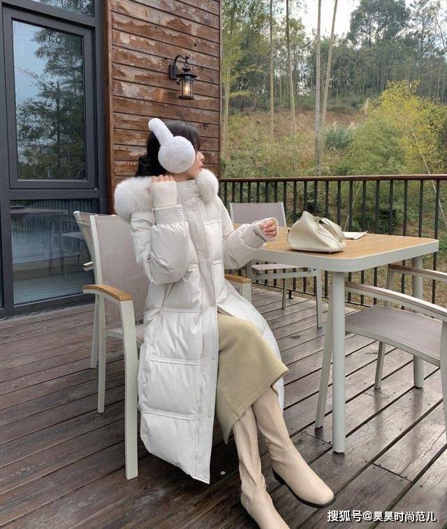 冬日 冬天穿裙子，关键还得会搭配才行，半身裙配靴子轻松穿出冬日时尚