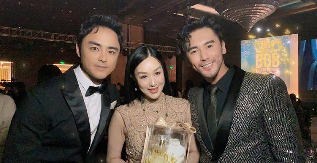 身材 钟丽缇这身材比例惊人，身穿无袖亮片连衣裙凹凸感十足，魅力十足