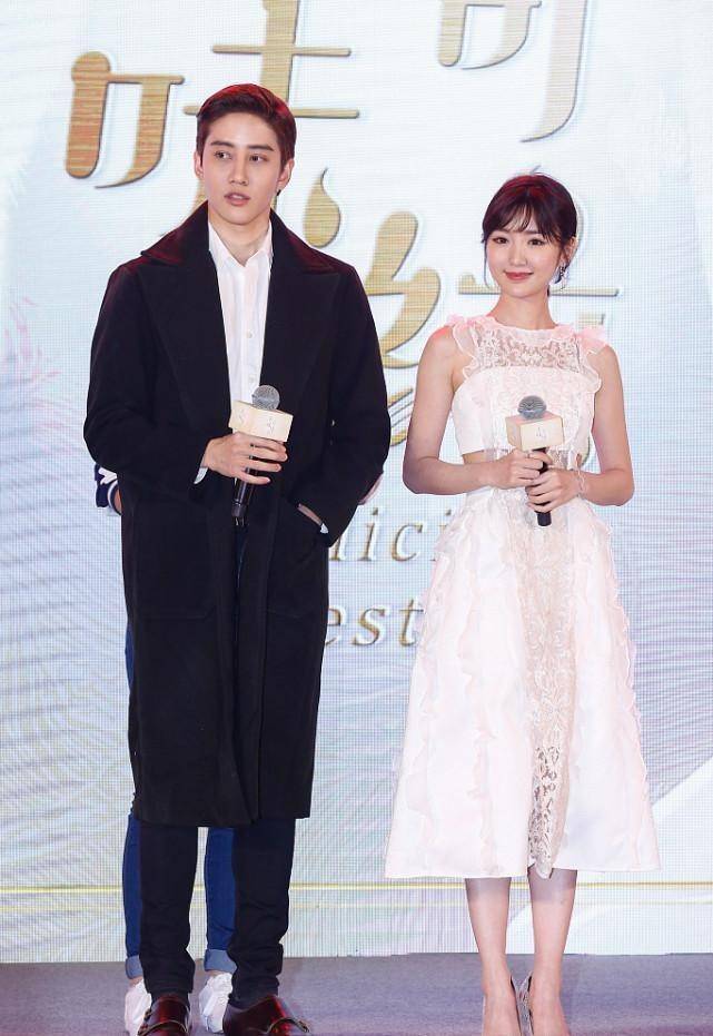 身材 毛晓彤真适合复古装，穿蕾丝裙分不清内衬和肌肤，看着得太撩人了