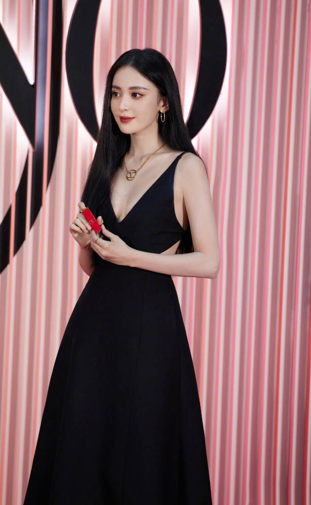 黑色 不愧是民族顾念,一袭土味裹胸吊带长裙都穿出了造型感