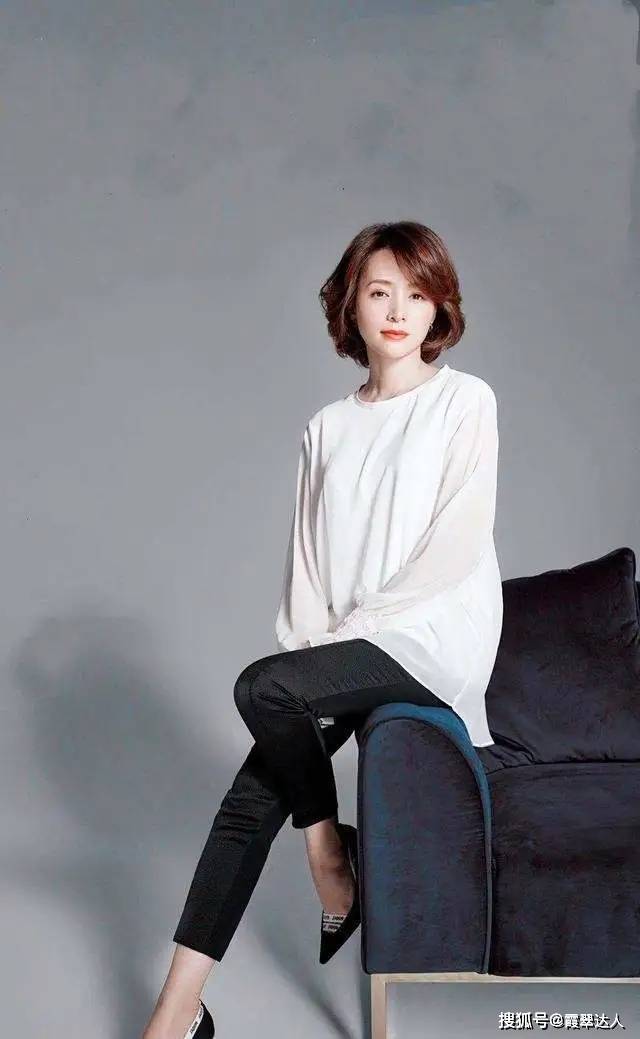 见过大场面的女人，穿大衣很少配打底裤，不得体！看她们你就懂了
