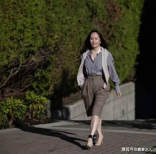 见过大场面的女人，穿大衣很少配打底裤，不得体！看她们你就懂了