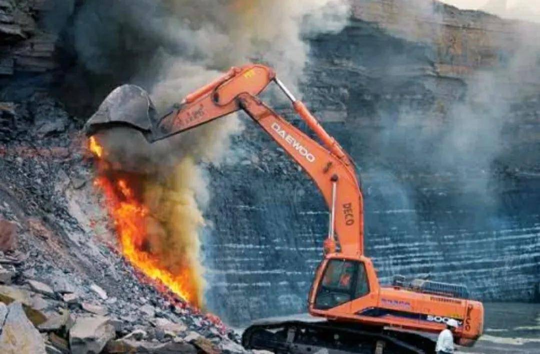 宁夏贺兰山煤炭自燃300年，每年烧掉近十亿元，为何不用水浇灭？