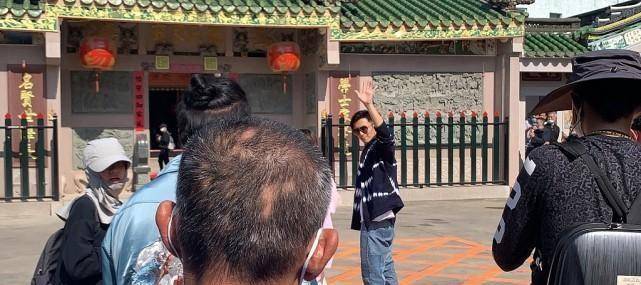 男生 谢霆锋真是中年型男，印花毛衣配“乞丐裤”，看脸真不显老