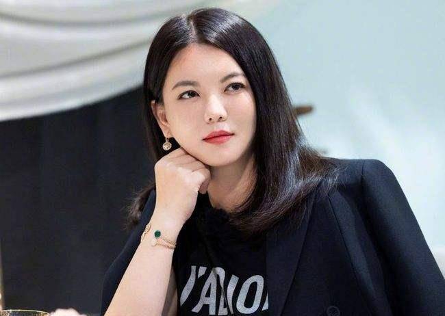 穿点 离婚后，李湘穿玫红羽绒被嘲臃肿俗气：其实你不需要时刻保持精致