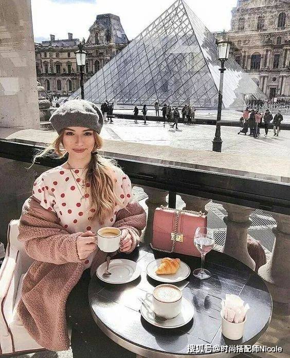 Nicole显脸小、头包脸、变时髦,拥有这款“帽子”,就能时髦整个冬天