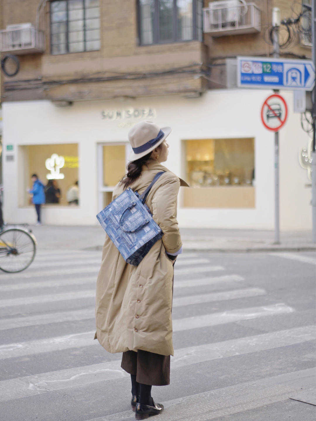 整体 今年火了一种穿法叫“西服套装+羽绒服”，干练利落又实用，太美