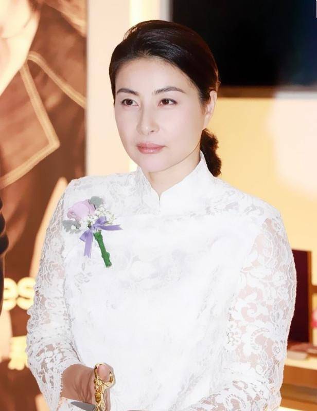 白裙 有一种美叫郭晶晶穿白裙，这才是“冠军”应该有的气质