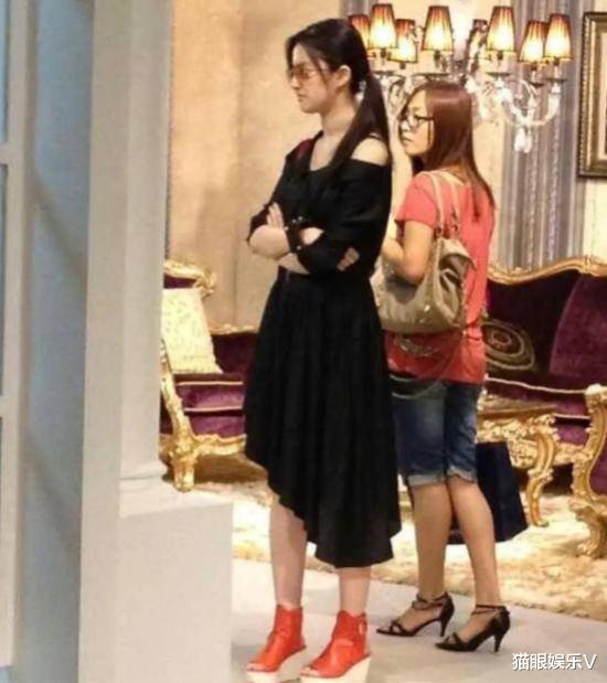 棕色 刘亦菲近照翻车?穿搭太土像乡村女企业家,与关晓彤戴同款被秒杀
