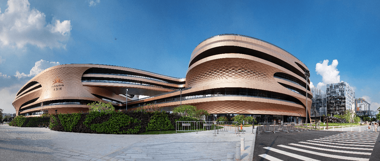 地铁2号线飞翔公园站,你会看到一座由超长连廊连接而成的流线型建筑