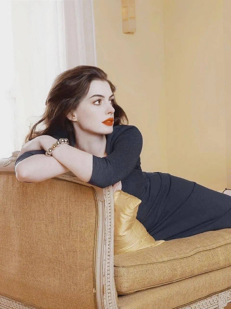 状态老公熬成爹系列？39岁安妮海瑟薇颜值状态满分，亚当一头白发显老