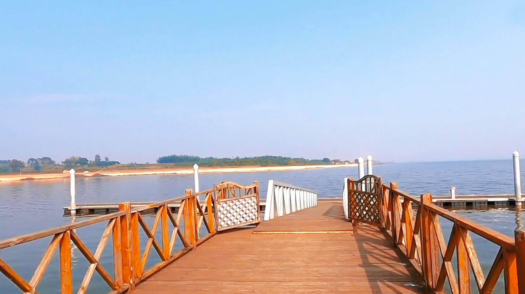 由于这一段的梁子湖绿道建在了鄂州梁子湖区涂家垴镇,因而前往这一