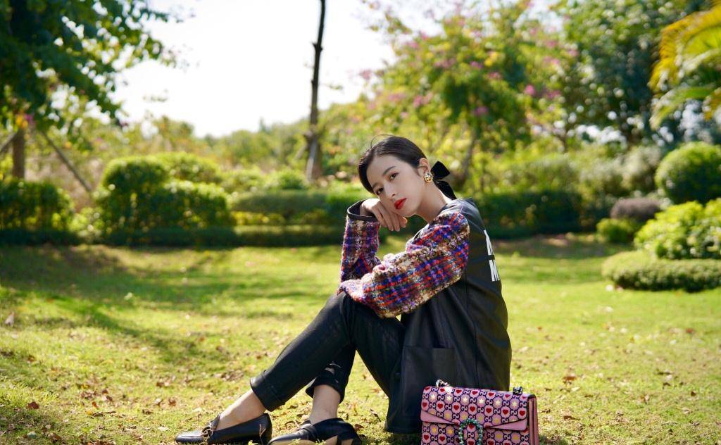 披肩 她是“中国版”的全智贤,今穿白衬衫出镜,黑白大片高级感满分