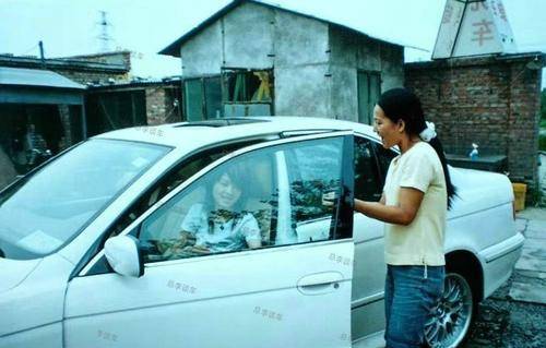 李湘当年的座驾20多岁靠自己买三辆宝马看到车型我酸了