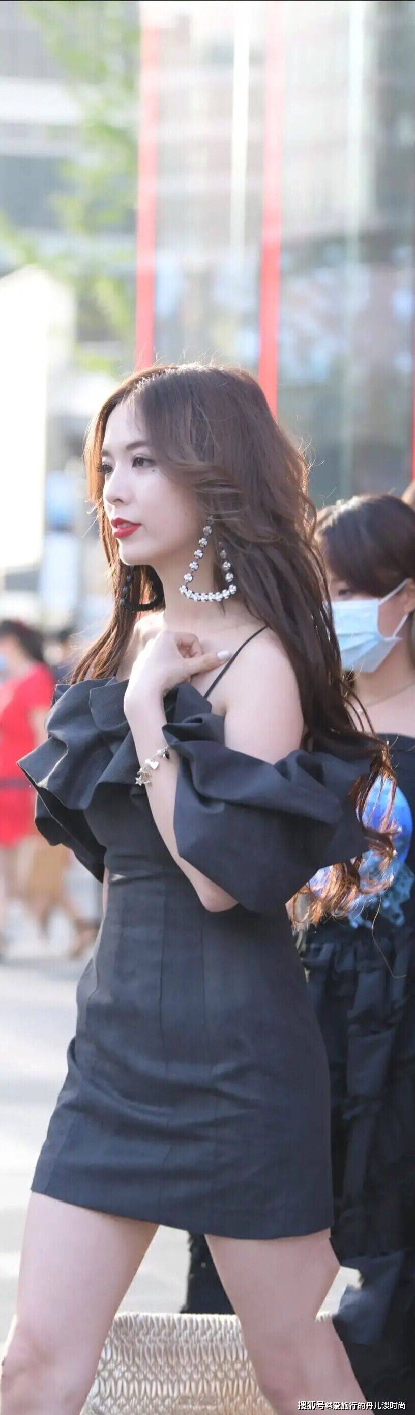 黑色 小姐姐脚踩黑色吊带连衣裙，脚踩黑色尖头鞋，时尚又显个性