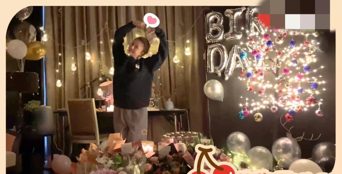 殷桃晒视频庆42岁生日 素颜出镜皮肤细腻 三层蛋糕布置豪华用心 剧中 文章 生活