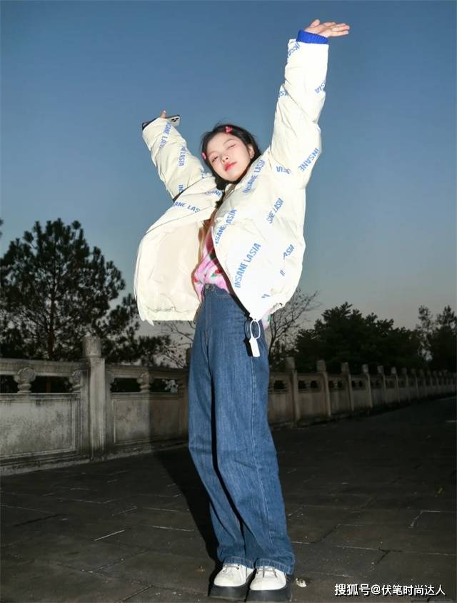 颜色 有品位的女人都放弃驼色了,今年大火的“克莱因蓝”,显白更高级