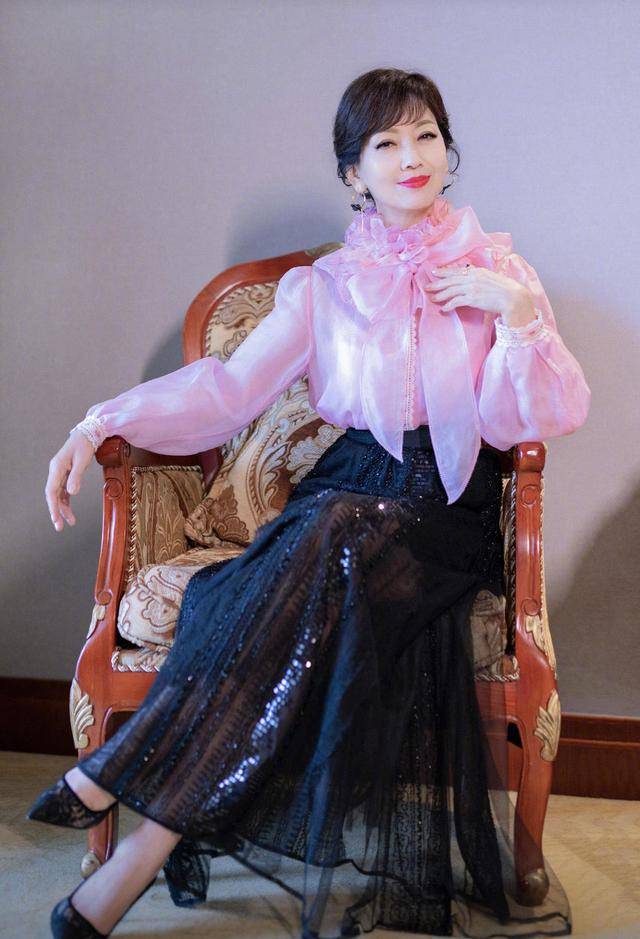 赵雅芝真会穿白色连衣裙精致优雅可惜双腿粗壮太暴露身材